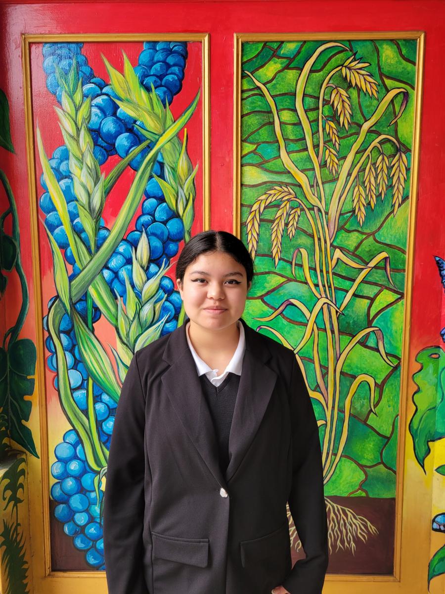 Karolina Youth Seat High school-age girl