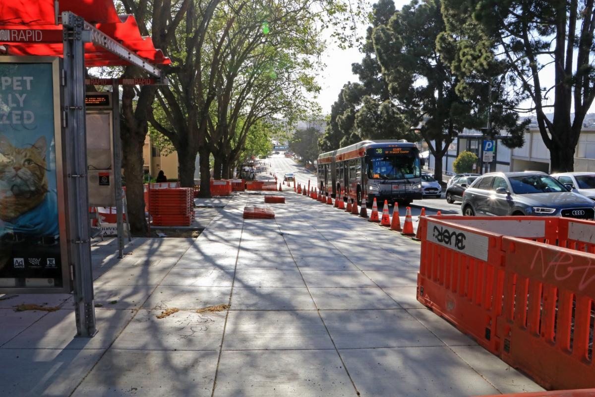 Photo: Geary bus passing Laguna bulb out at northeast corner of Geary Boulevard at Laguna Street 