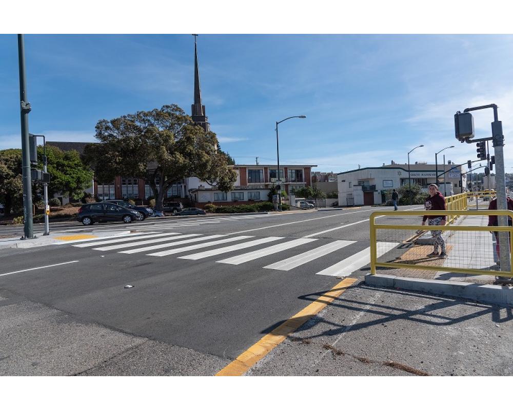 Pedestrian waiting in the refuge to cross the street.