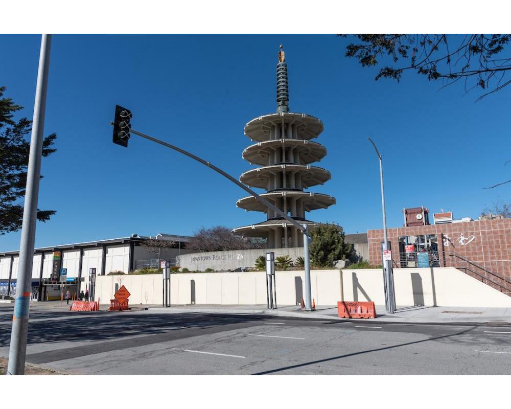 Image of a new traffic signal at Buchanan Street, where a new crosswalk is planned to be built.