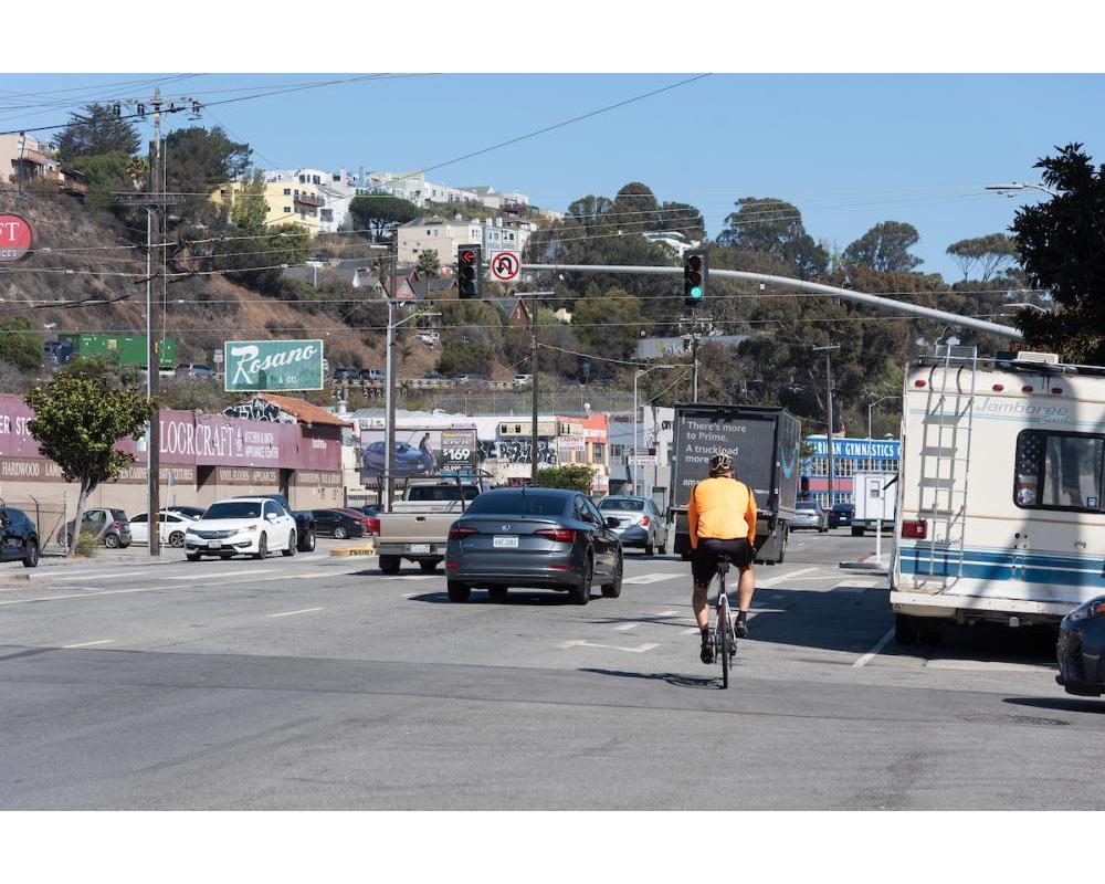 Bicyclist riding northbound on Bayshore Boulevard at Cortland Avenue (September 2021)