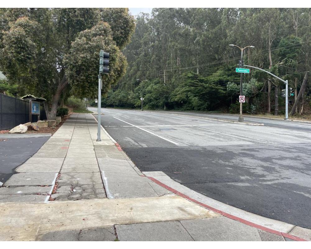Clarendon avenue, no cars. A traffic signal and a school loading zone 