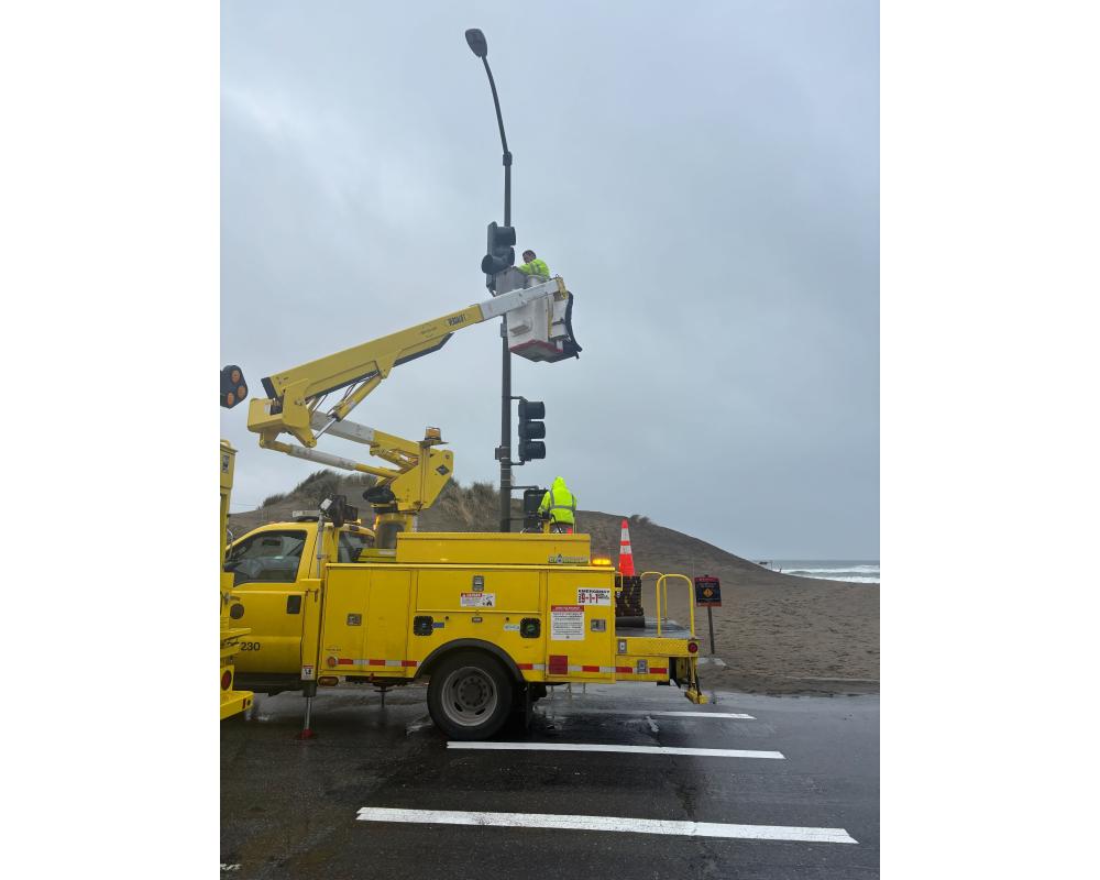 Bucket Truck at Great Highway