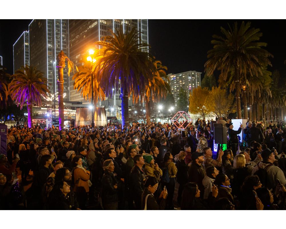 Let's Glow event - crowds at the Ferry building