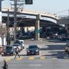 three westbound travel lanes on Duboce Avenue and the elevated Central Freeway in the background