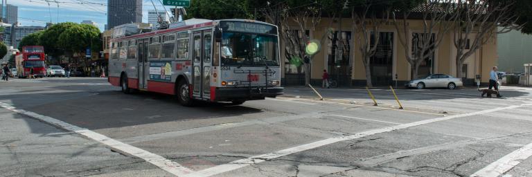 30 Stockton bus at Columbus Avenue and Green Street