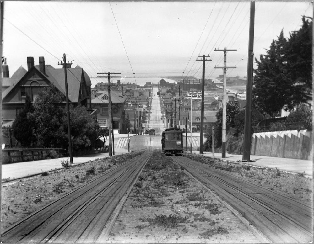 Black and white image showing streetcars driving down the Fillmore Hill in 1903.