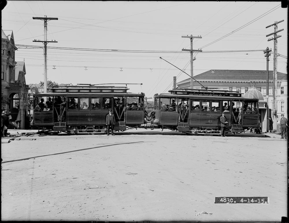 Black and white photo from 1915 showing a 22 Line streetcar stopped at Broadway Street.