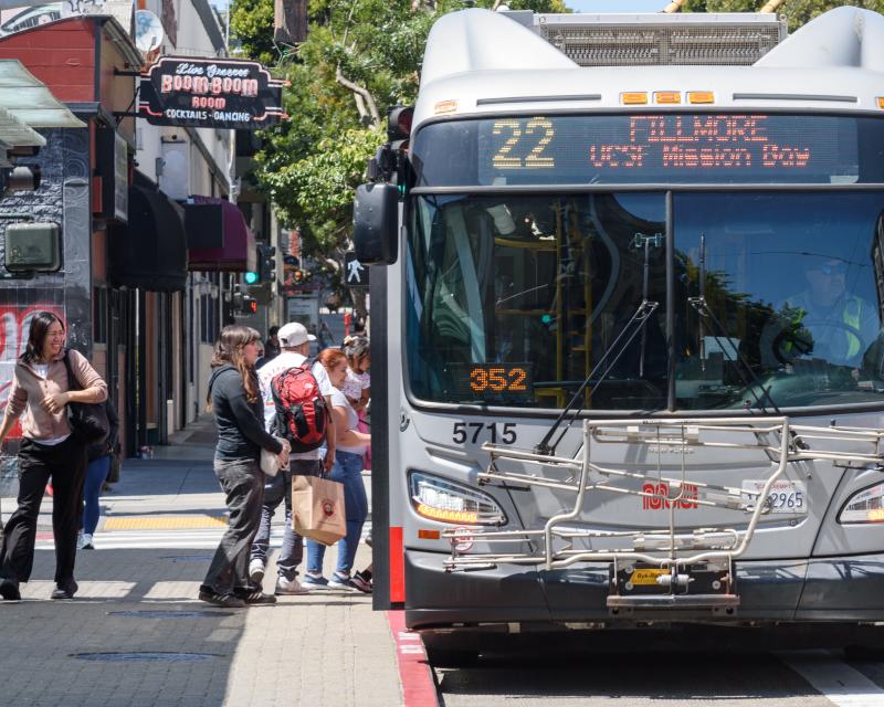 22 Fillmore picking up riders at Fillmore and Geary 