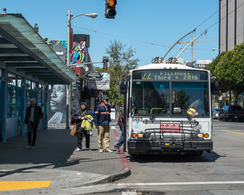 22 Fillmore bus picking up passengers on fillmore and geary