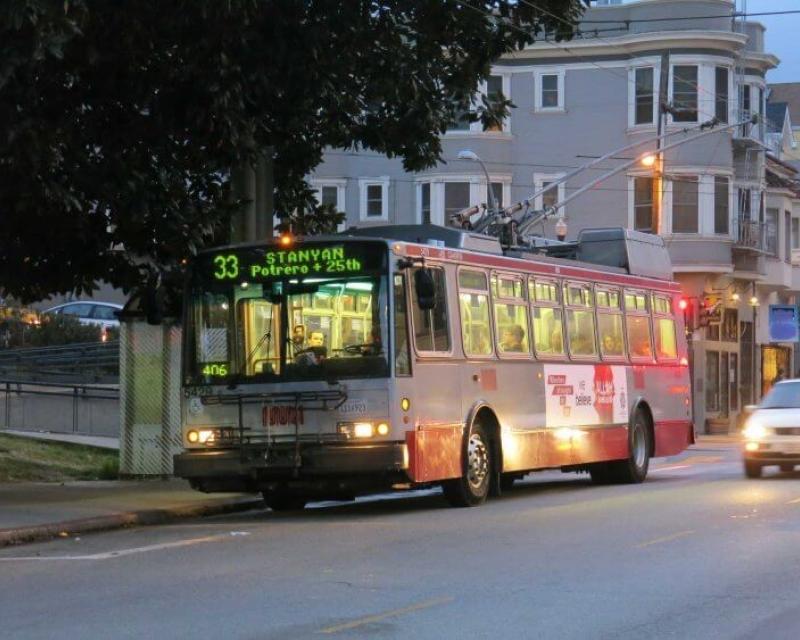 Image of the 33 Ashbury bus at Delores Park