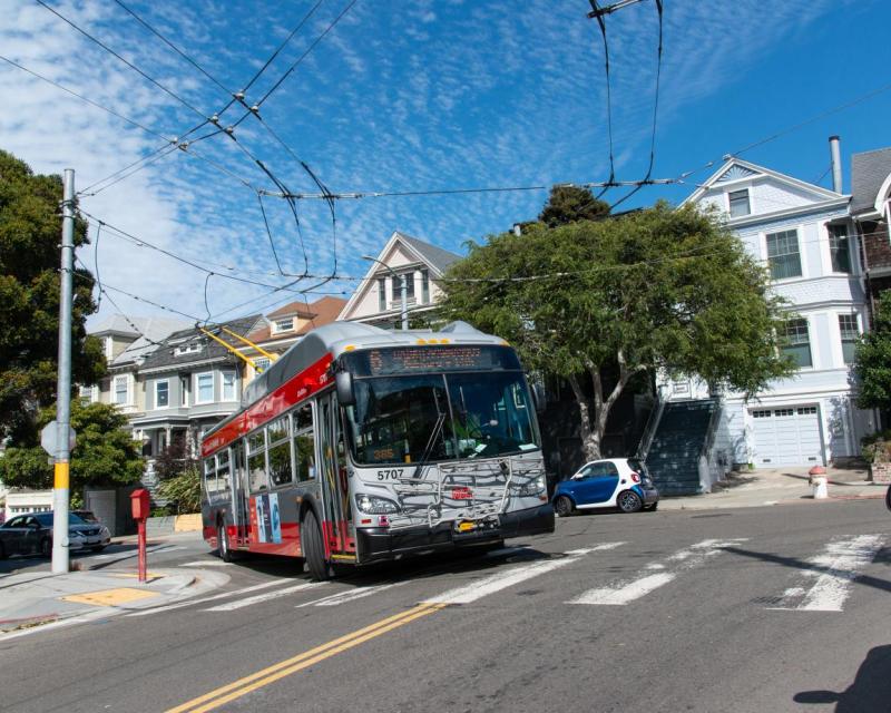 Photo showing a 6 Haight-Parnassus bus making a right turn