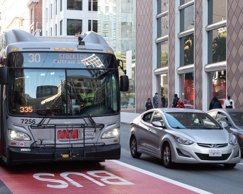 A photo of the 30 Stockton using the new, red transit lane on Stockton Street