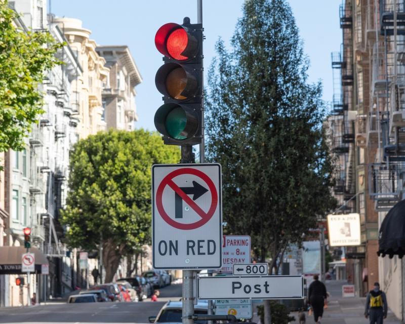 NO TURN ON RED sign mounted below a red traffic signal