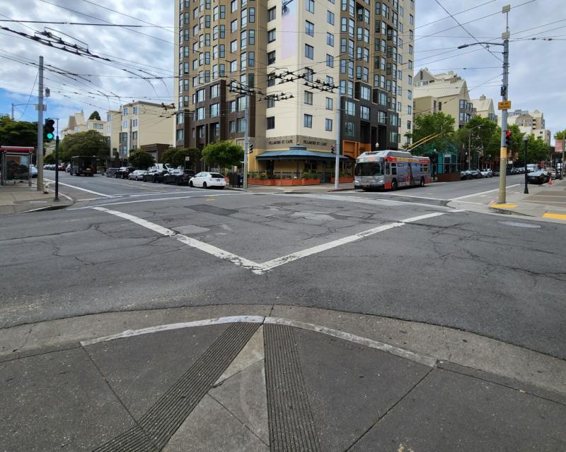 Existing traffic signals at the intersection of Fillmore and Eddy streets