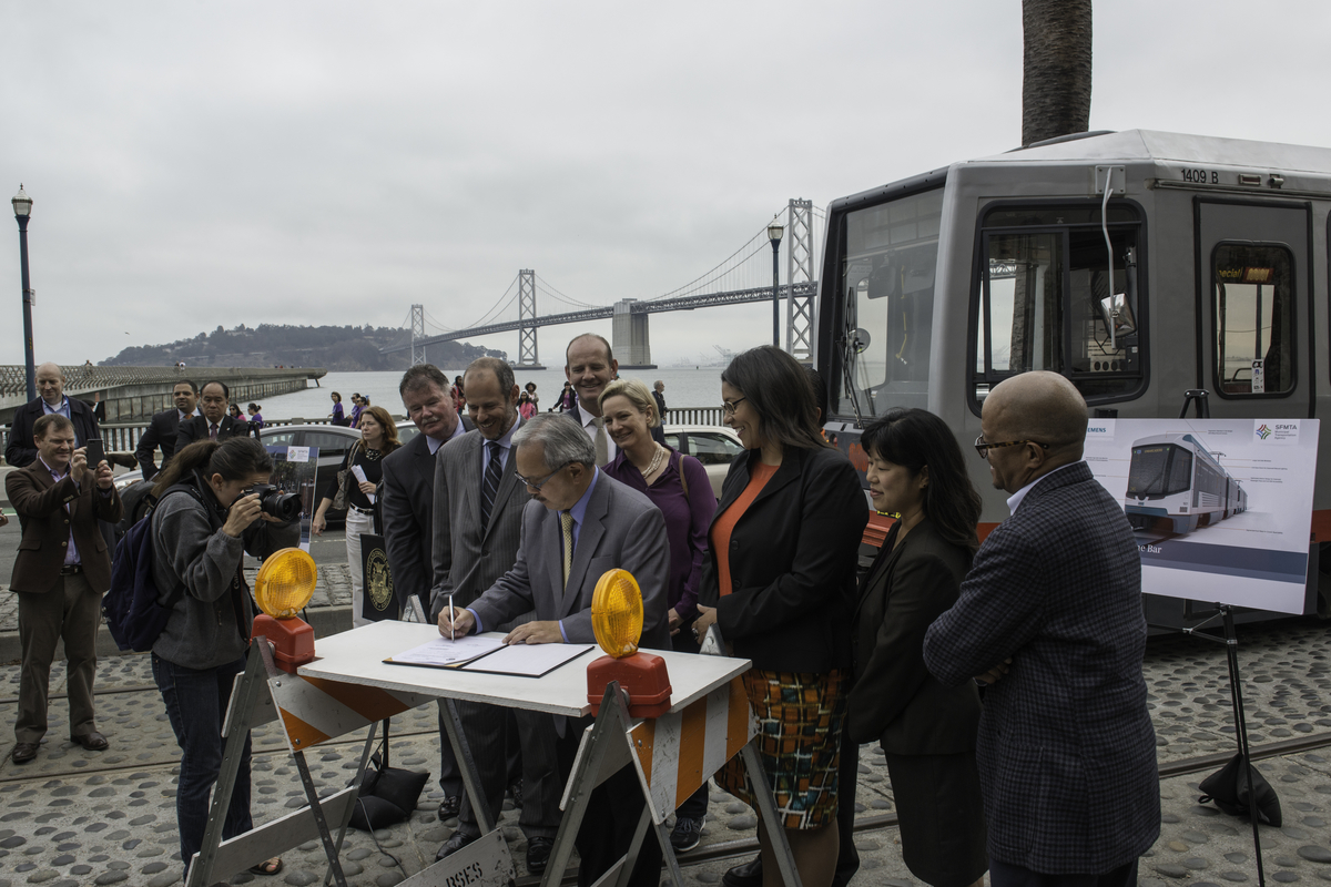 Mayor Lee signs LRV procurement contract