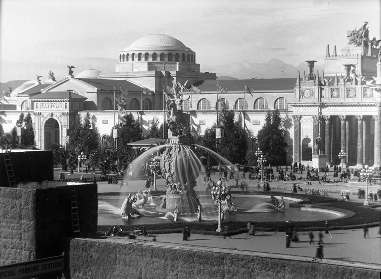 People walking around the grounds of the Panama Pacific Expo