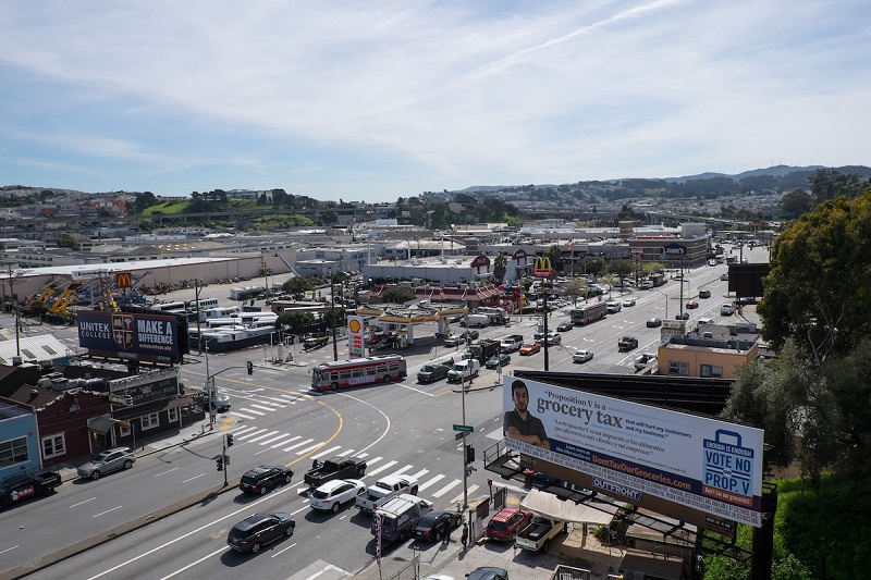 Overhead street shot of Bayshore Boulevard during the day