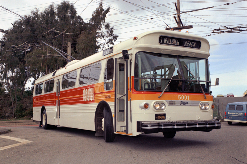 Muni fyler trolley coach