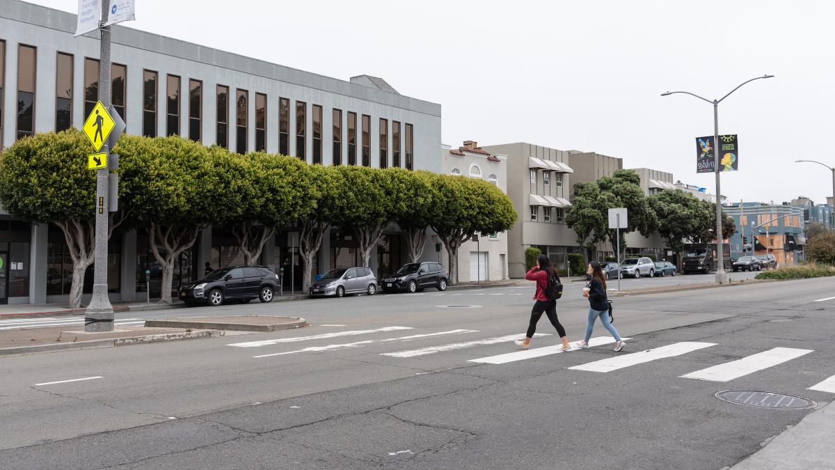 Image of pedestrians crossing at Geary and Commonwealth/Beaumont