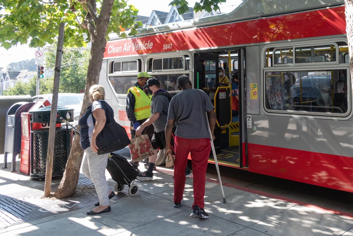 Passengers boarding and getting off of the 24 Divisadero