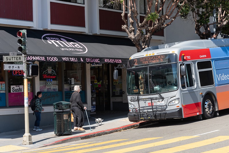 2 Sutter coach at Sutter St.