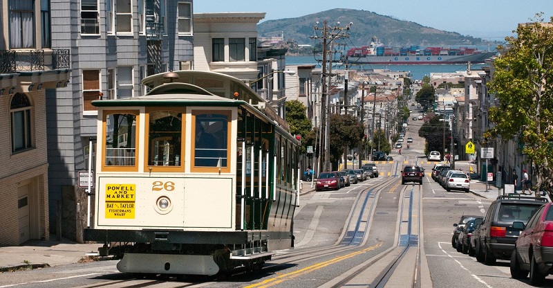 Mason Cable Car coming up the hill