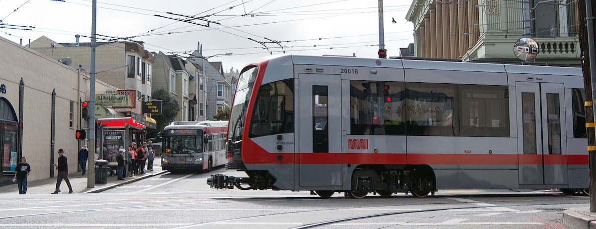 N Judah making a turn with a 6 coach picking people up