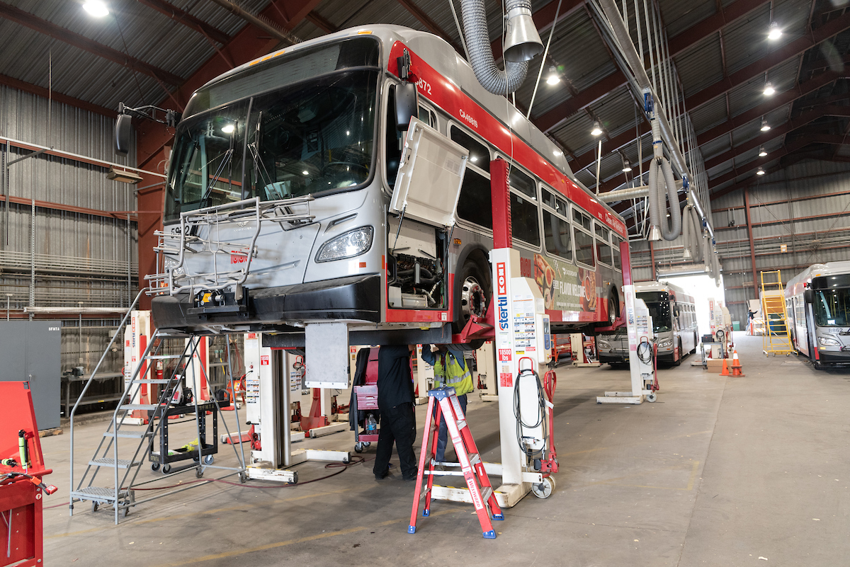 El autobús en el ascensor para inspección en las instalaciones de 1399 Marín