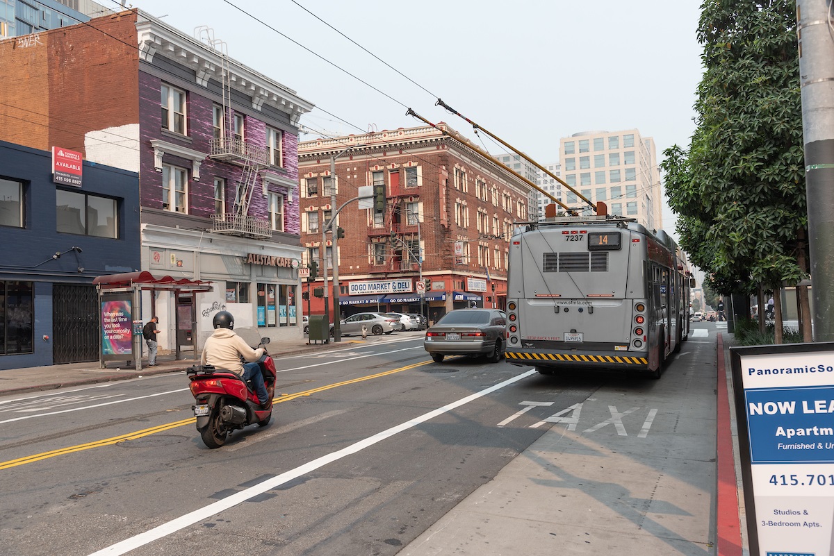 Photo of 14 bus in transit lane on Mission Street in SoMa