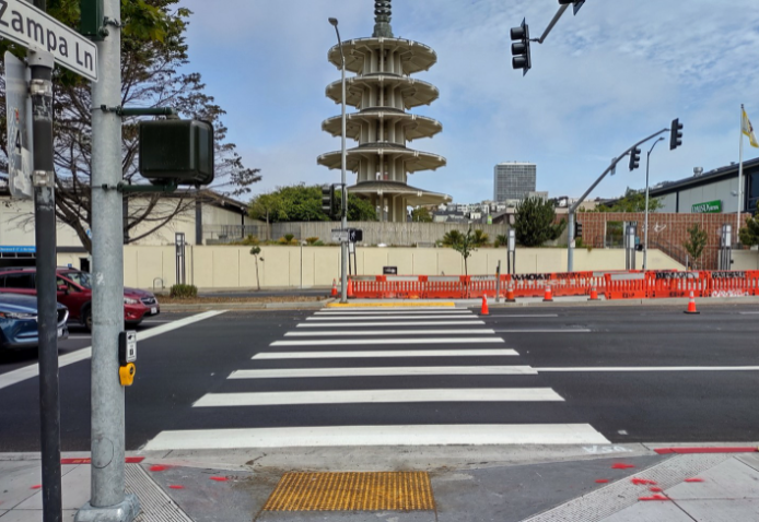 Photo: The newly activated crosswalk at Buchanan Street and Geary Boulevard