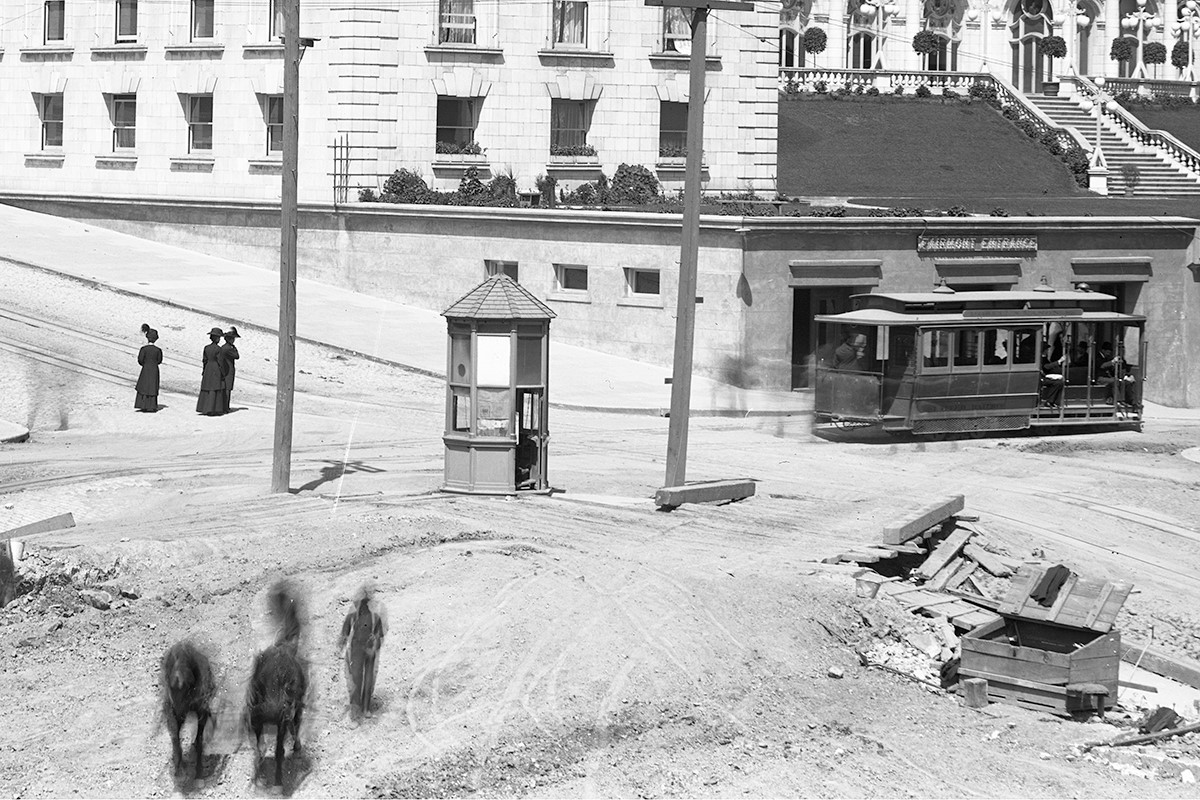 Photo showing signal tower in 1908 with the Fairmont Hotel and passengers waiting for a cable car in the background. Photo courtesy OpenSFHistory.org.