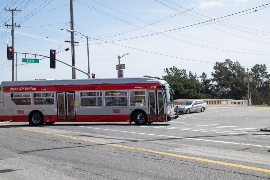 19 Polk turning off Cesar Chavez Street onto Evans Avenue