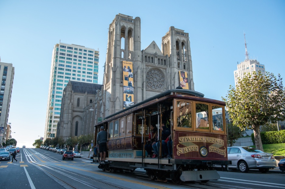 Photo of cable car on California Street near Grace Cathedral