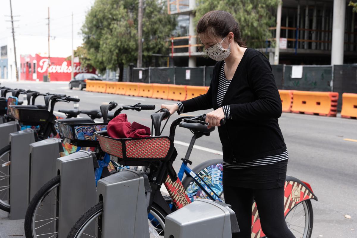 Photo showing an e-bike user undocking an e-bike