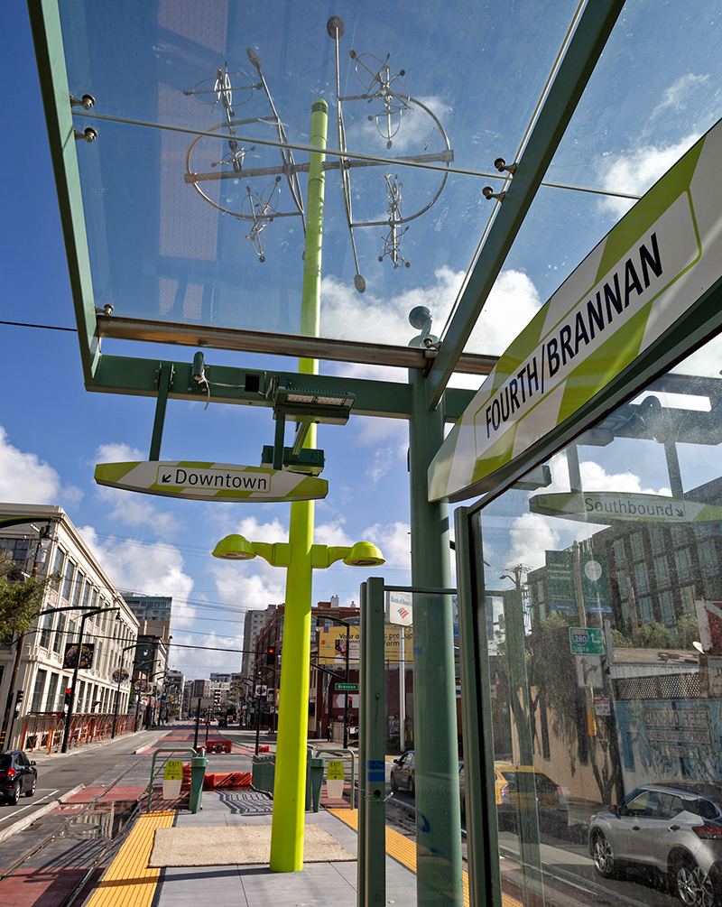 Photo of the platform and artwork at 4th and Brannan station