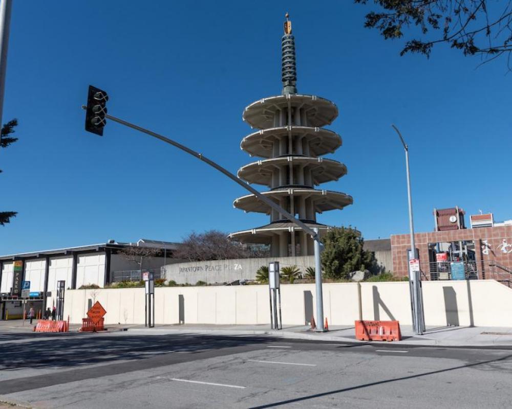 Image of a new traffic signal at Buchanan Street, where a new crosswalk is planned to be built.