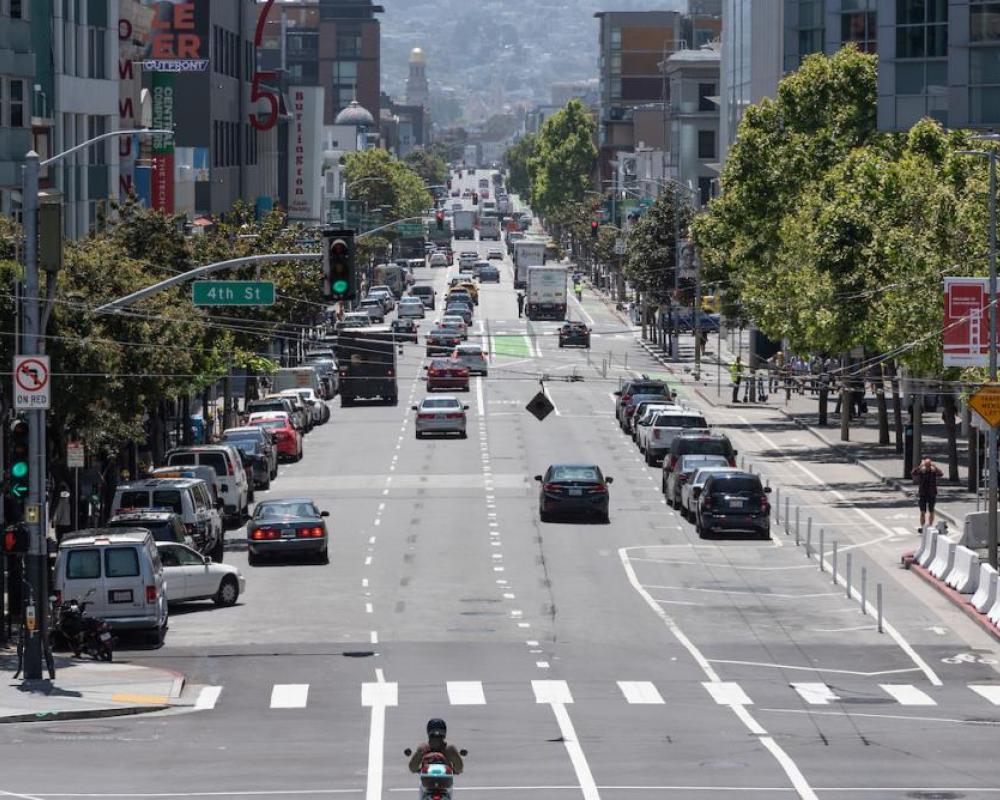 A view of Howard Street at 4th Street w/ vehicles heading westward