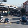 three westbound travel lanes on Duboce Avenue and the elevated Central Freeway in the background