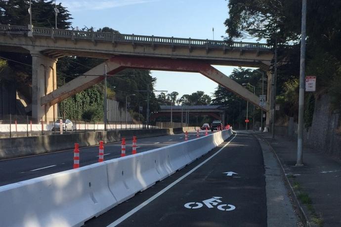 Bike lane on San Jose Avenue with a concrete barrier separating it from traffic lanes.