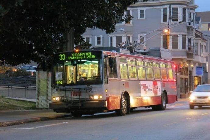 Image of the 33 Ashbury bus at Delores Park