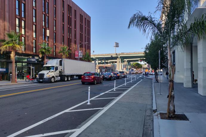 Protected bikeway on Brannan Street between 8th and 7th streets
