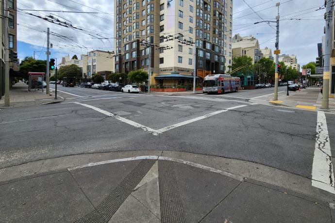 Existing traffic signals at the intersection of Fillmore and Eddy streets