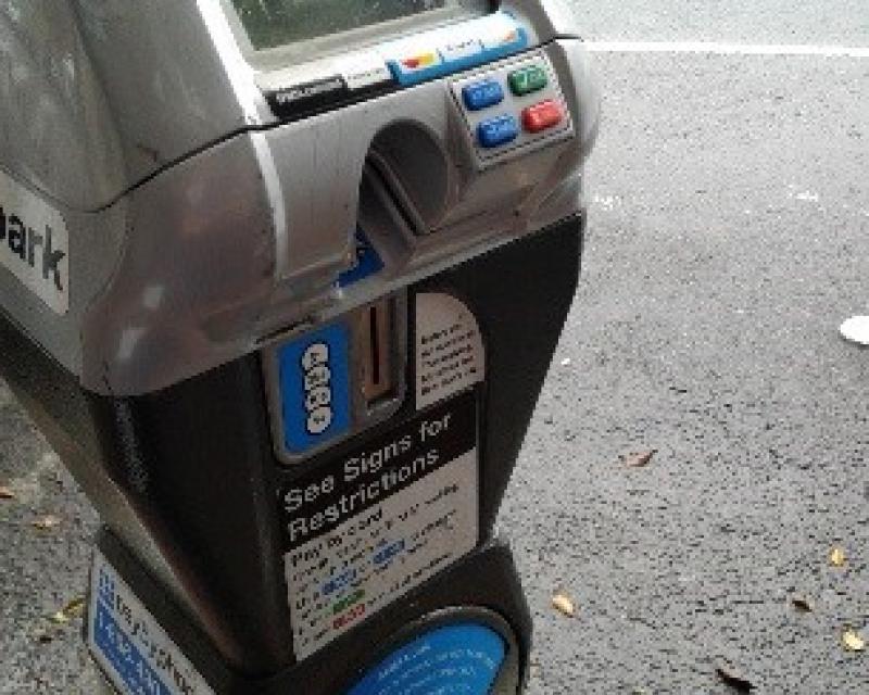 Single parking meter featuring a card slot