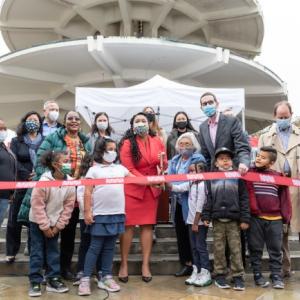 Mayor London Breed, children from Rosa Parks Elementary, and Rep. Scott Weiner cut the ribbon