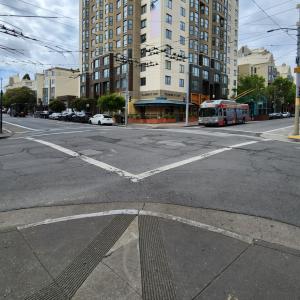 Existing traffic signals at the intersection of Fillmore and Eddy streets