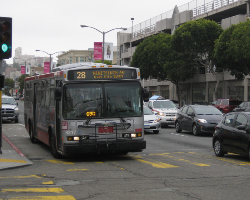 28 19th Ave bus on Lombard St going through green light at intersection